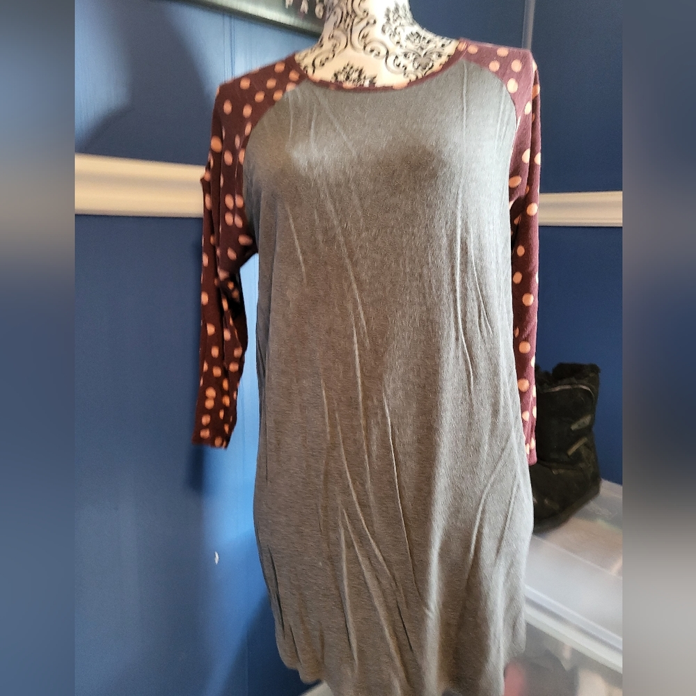 LuaRoe Rraglan tee Size M